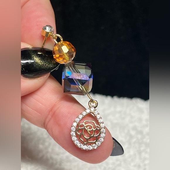 Long dangly charm earrings “ROSES” NWT - Picture 3 of 6